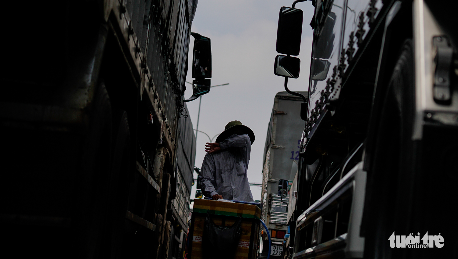 A drink vendor pushes in the middle of the roadway. Photo: Tuoi Tre