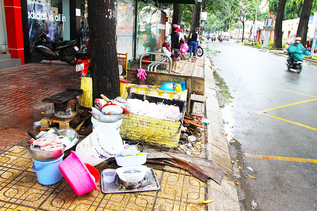 Rubbish and leftovers fill a tree on Pasteur Street in District 3. Photo: Tuoi Tre