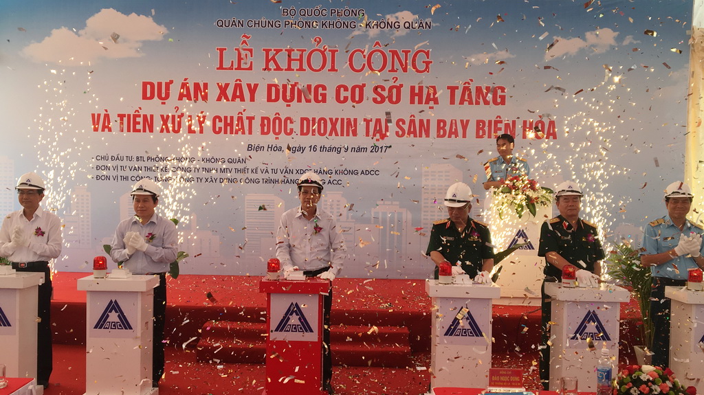 Military and local officials initiate the project during a ceremony on September 16, 2017. Photo: Tuoi Tre