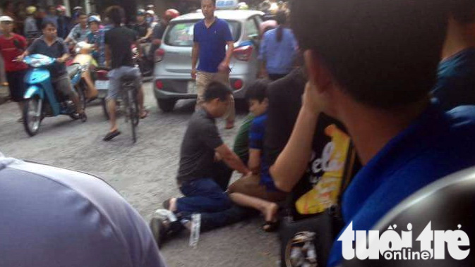 Plain-clothes police officers arrest Le Van Tho near a market in Nam Sach District, Hai Duong Province. Photo: Tuoi Tre