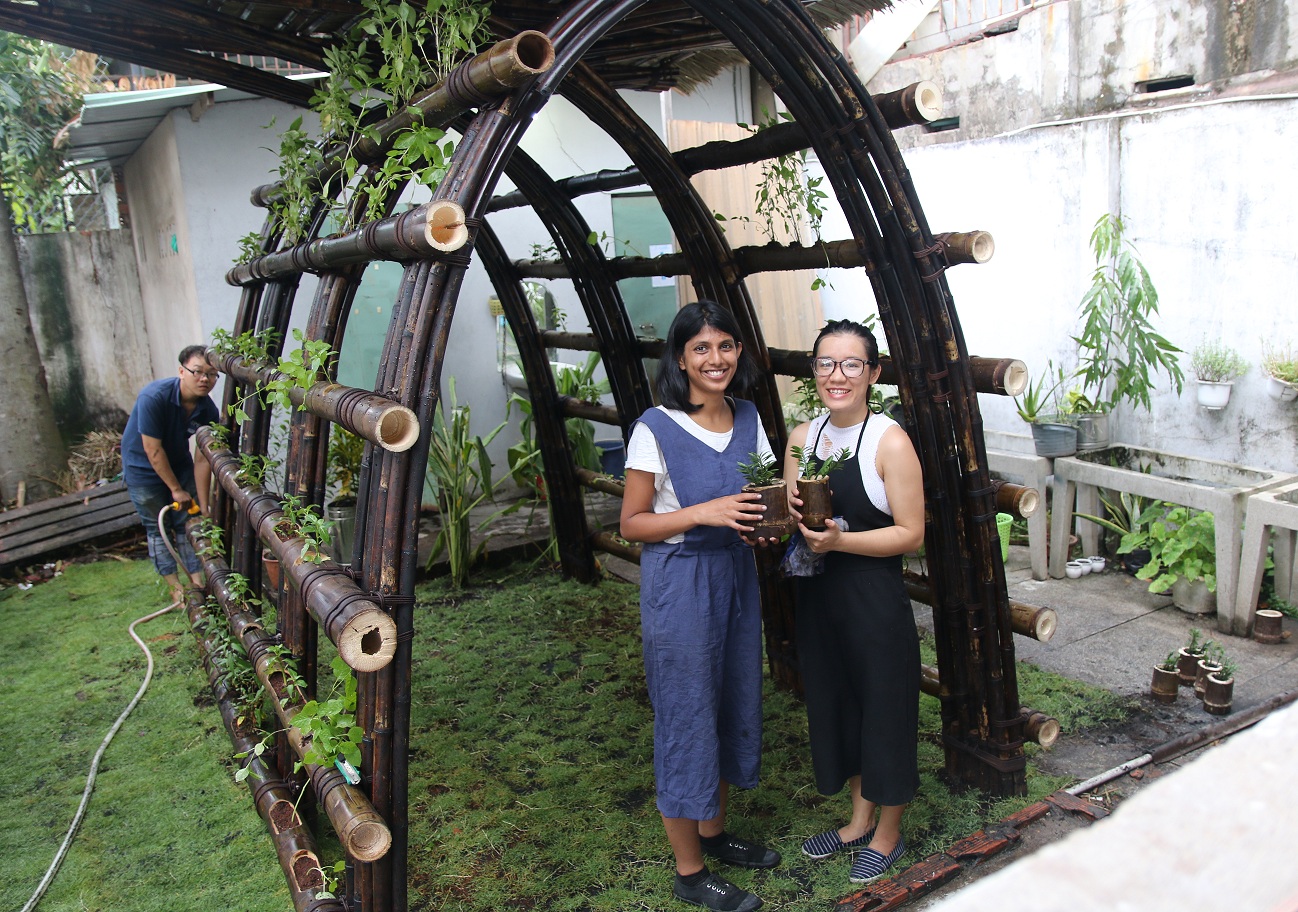 Sameera Chukkapalli (L) takes a photo with a visitor at her vertical garden in Go Vap District, Ho Chi Minh City. Photo: Tuoi Tre