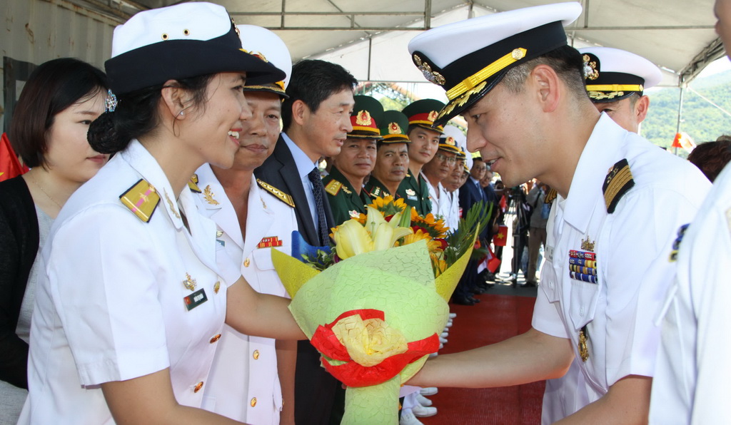 Officers from the 3rd Regional Command of the Vietnam People’s Navy give flowers to their counterparts from South Korea. Photo: Tuoi Tre