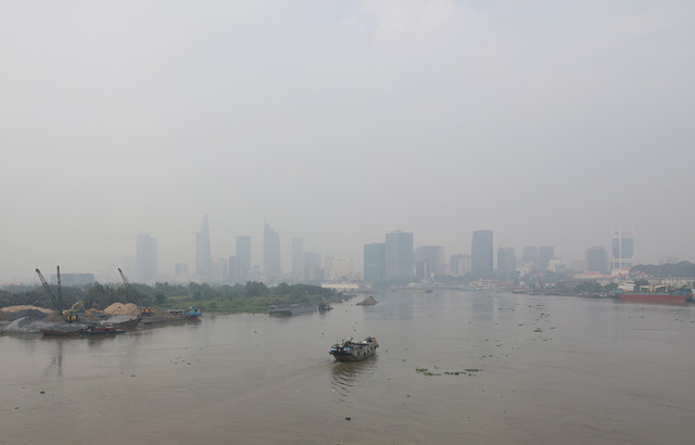 The Saigon River was covered in smog at 10:00 am.