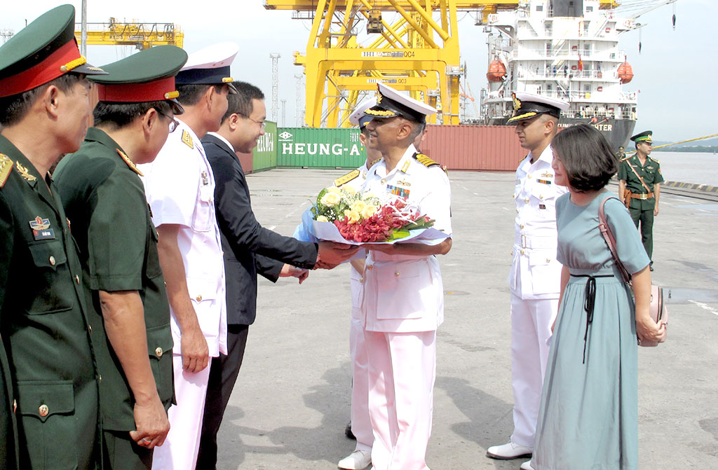 Representatives from the Vietnam People’s Navy welcome the Indian delegation at the port. Photo: Tuoi Tre