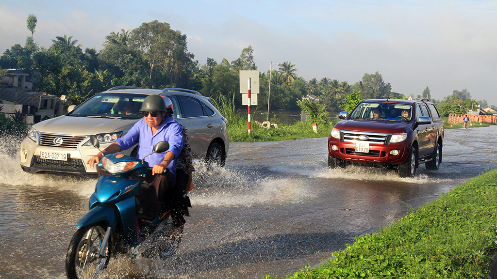 A section of National highway 1 in Vinh Long Province is flooded at high tide.
