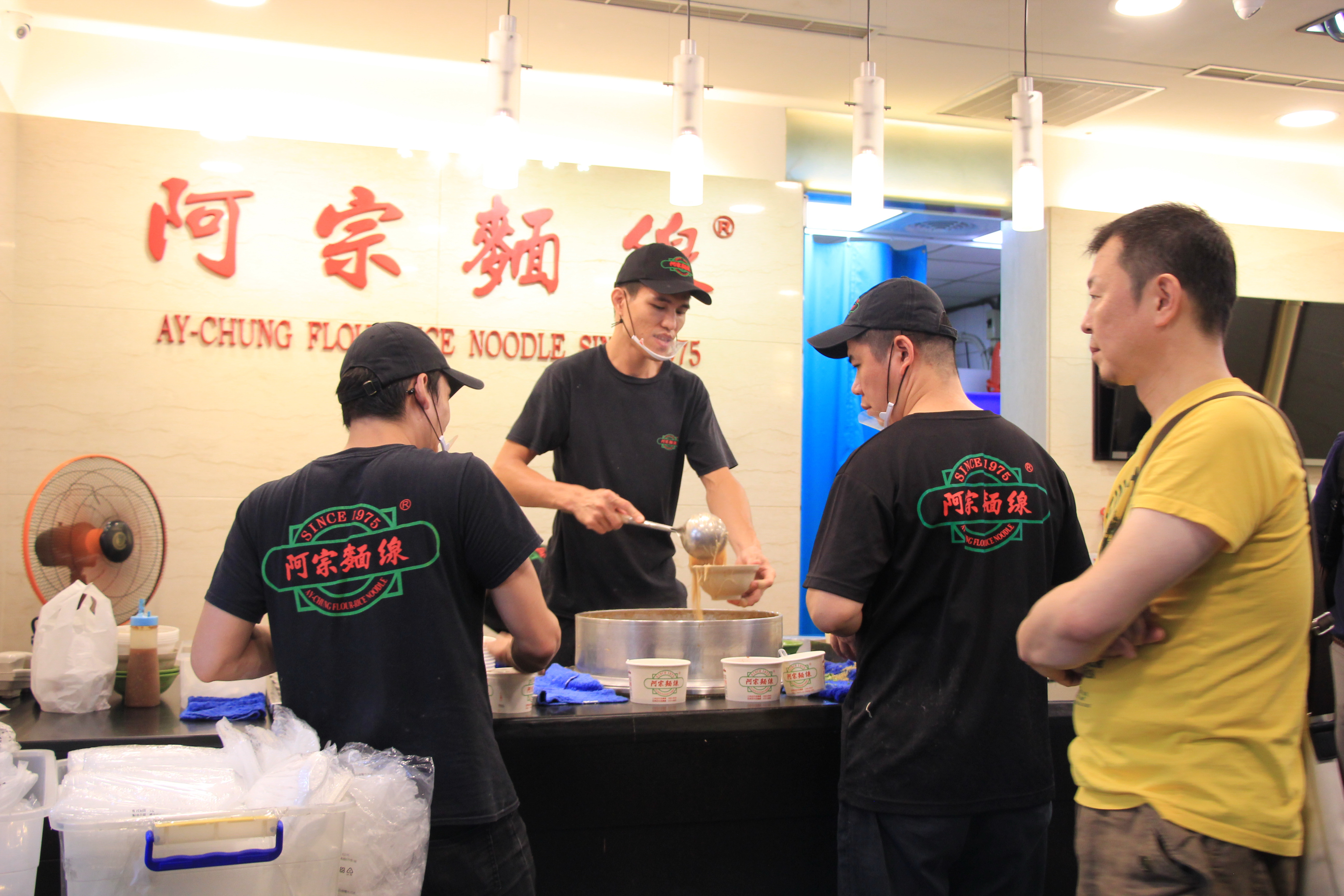 Staff is always busy serving the noodle - Photo: Dong Nguyen/ Tuoi Tre News
