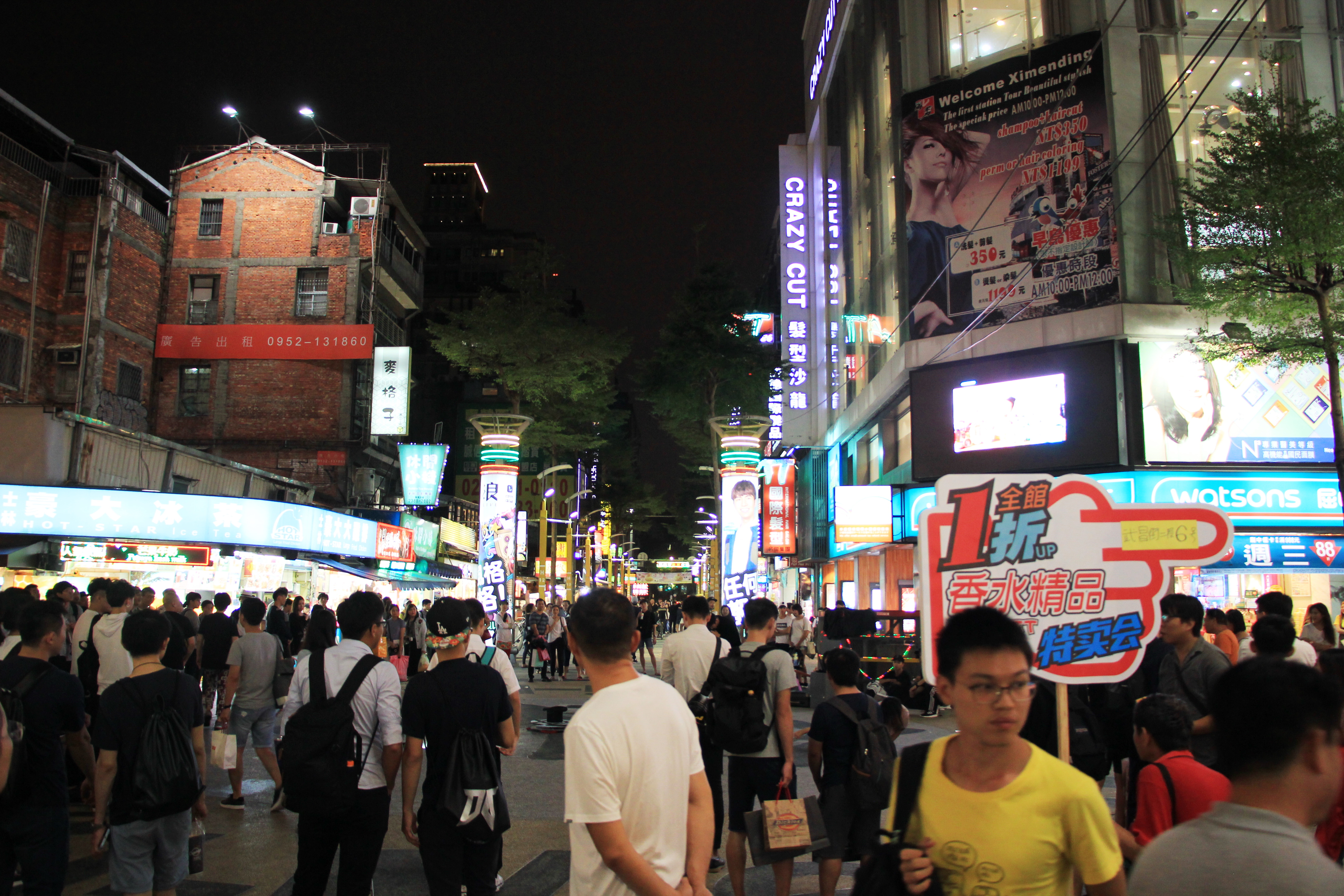 Crowded Ximending at night - Photo: Dong Nguyen/ Tuoi Tre News