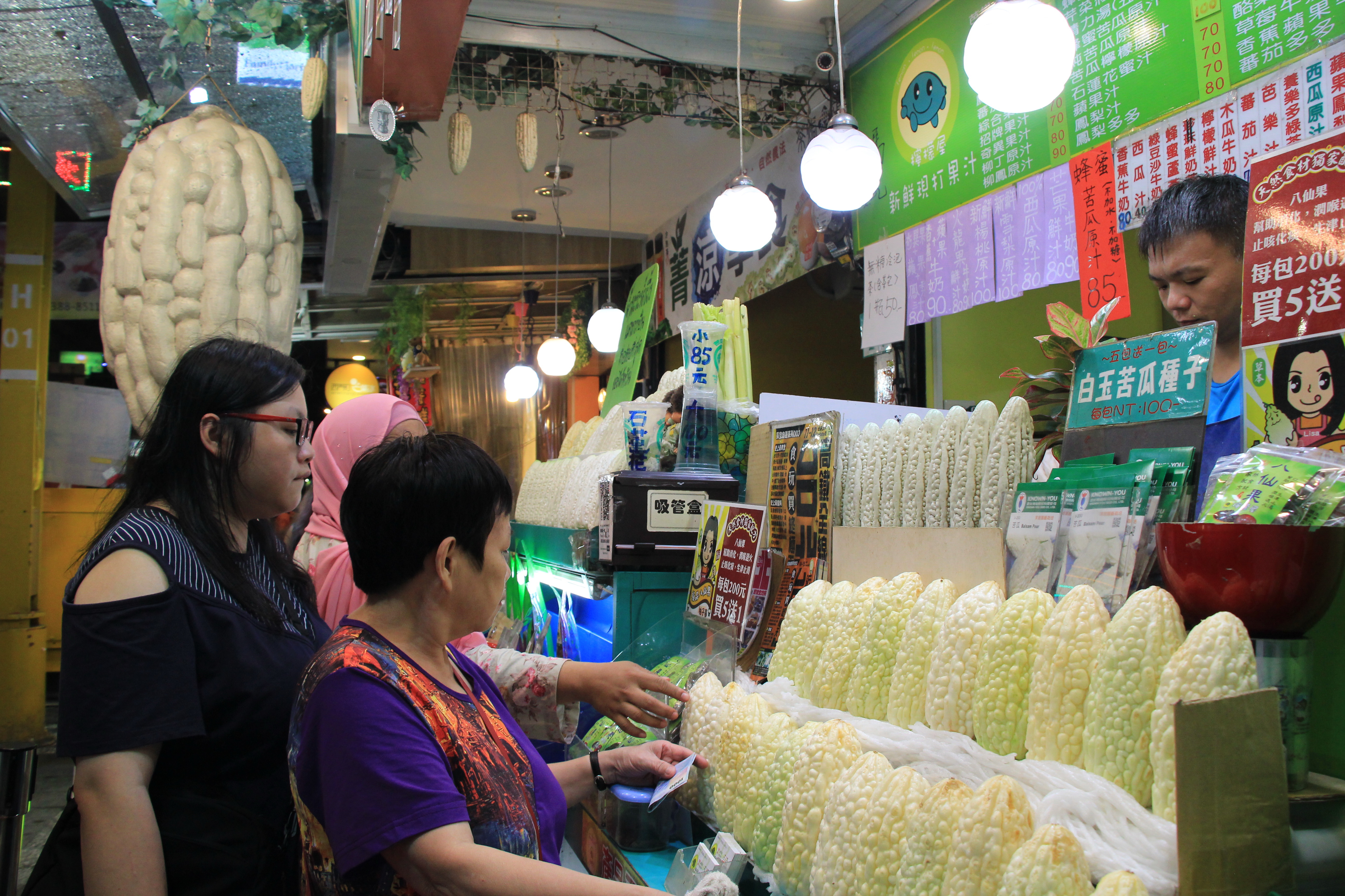 People buy bitter melon juice at Ximending - Photo: Dong Nguyen/ Tuoi Tre News