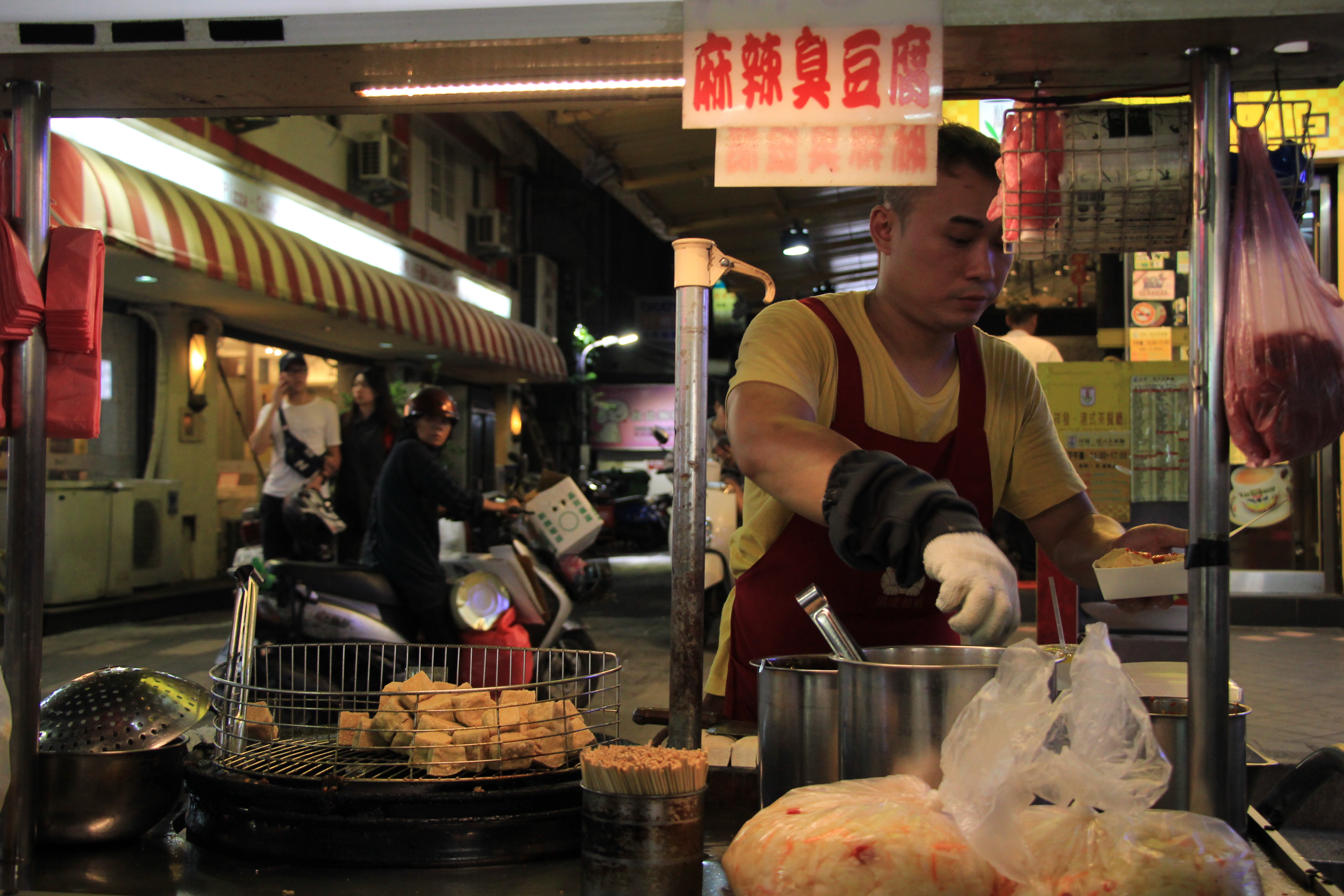 A vendor sells smelly tofu at Ximending night market - Photo: Dong Nguyen/ Tuoi Tre News