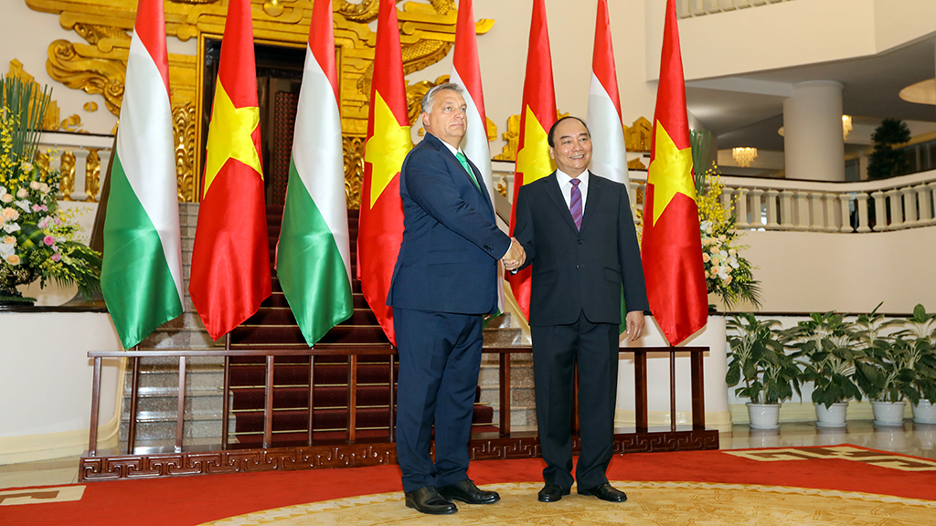PM Phuc shakes hands with PM Orban in Hanoi on September 25, 2017. Photo Tuoi Tre