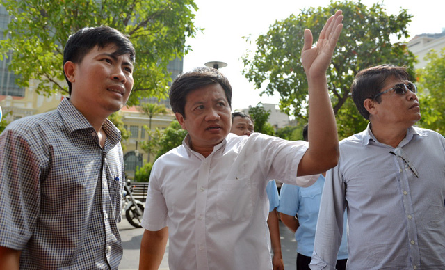 Doan Ngoc Hai (center) during a crackdown