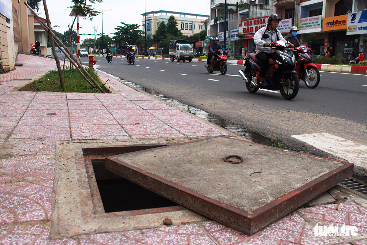 A manhole cover has been put aside on le Van Viet Street, District 9.