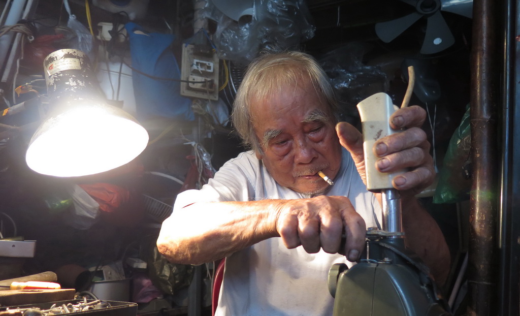 Nguyen Van Van, 87, repairs electric fans as a living along the railway. Photo Tuoi Tre