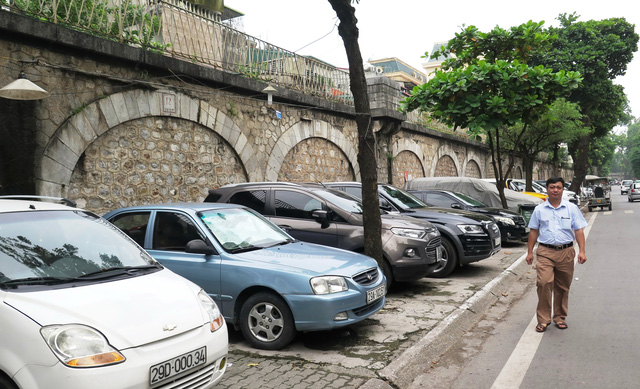 Cars are parked in front of the railway’s sealed domes. Photo Tuoi Tre
