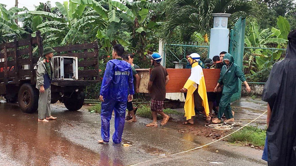 Local authorities help evacuate people and property out of the danger zone. Photo: Tuoi Tre