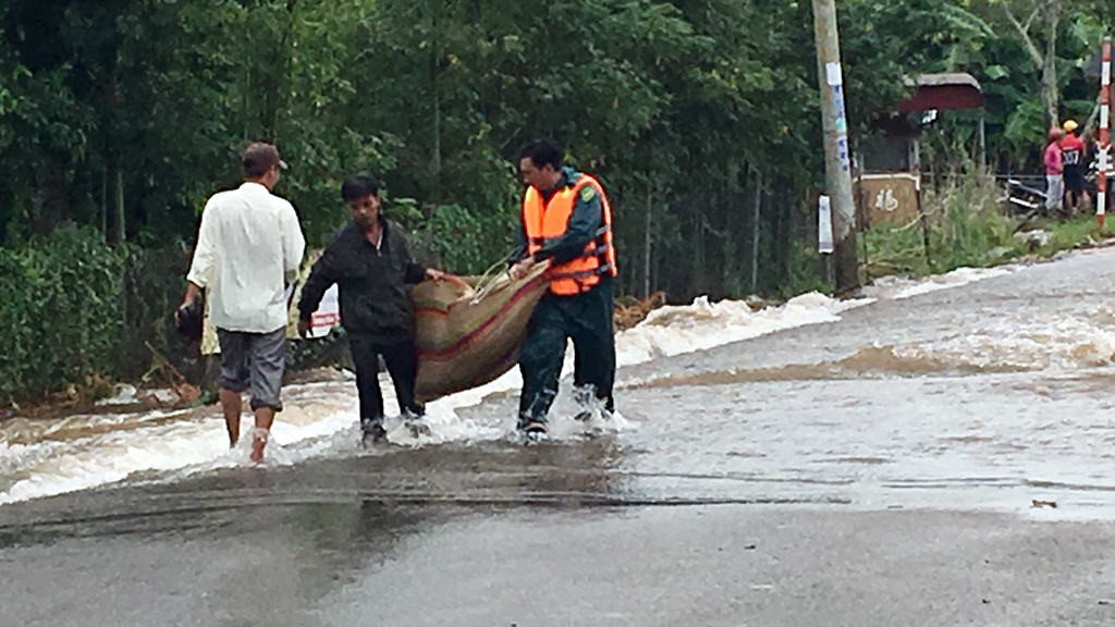 Local authorities help evacuate people and property out of the danger zone. Photo: Tuoi Tre