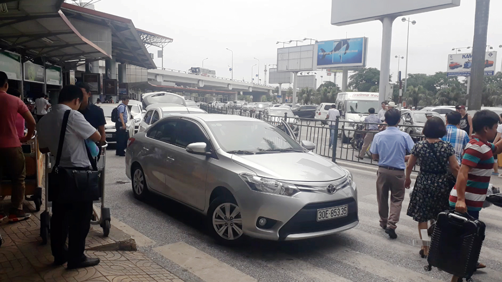 A car picks up passengers at Noi bai International Airport in Hanoi based on information provided by Noi Bai Connect Company. Photo: Tuoi Tre