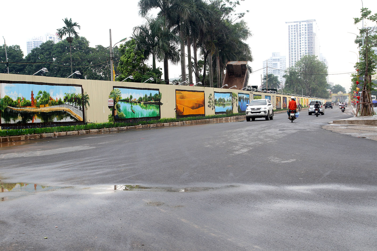 The 3D paintings are done on metal sheets along the entrance to the Goldmark City condominium in Hanoi. Photo: Tuoi Tre