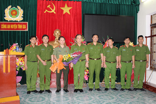 Officers in Tinh Gia District, Thanh Hoa are commended for breaking up the online football betting ring. Photo: Thanh Hoa Department of Police