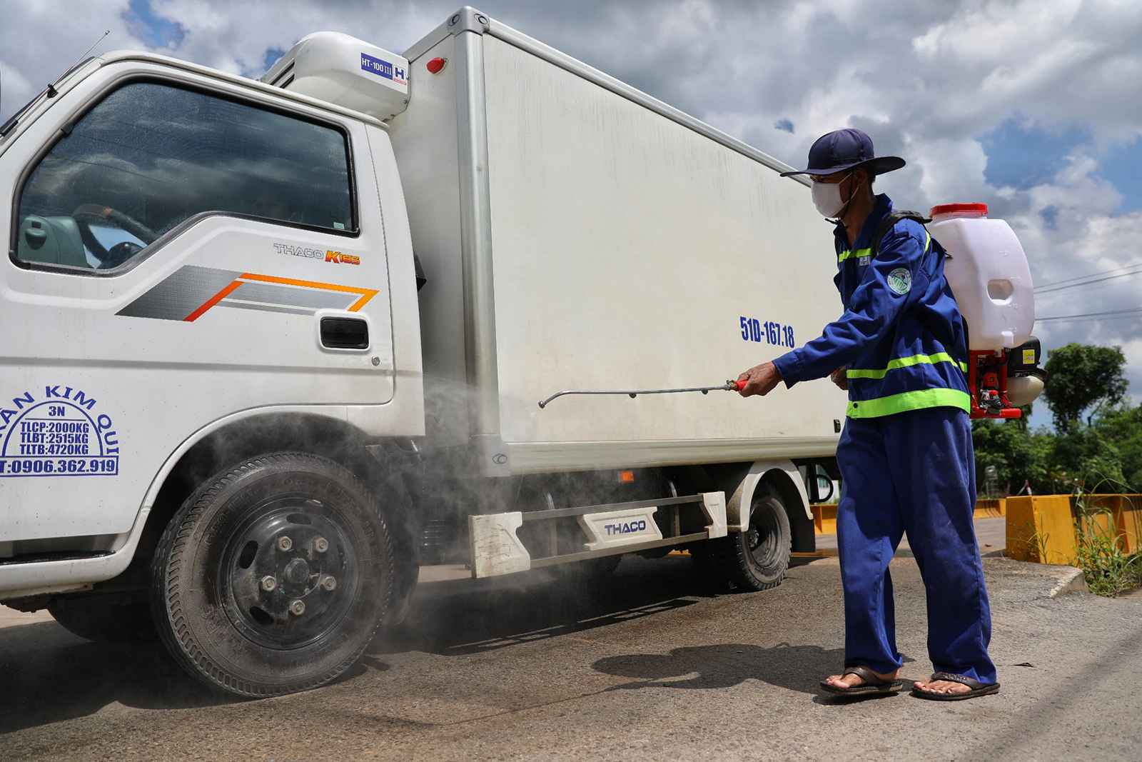 A worker disinfects a truck transporting the pigs. Photo: Tuoi Tre