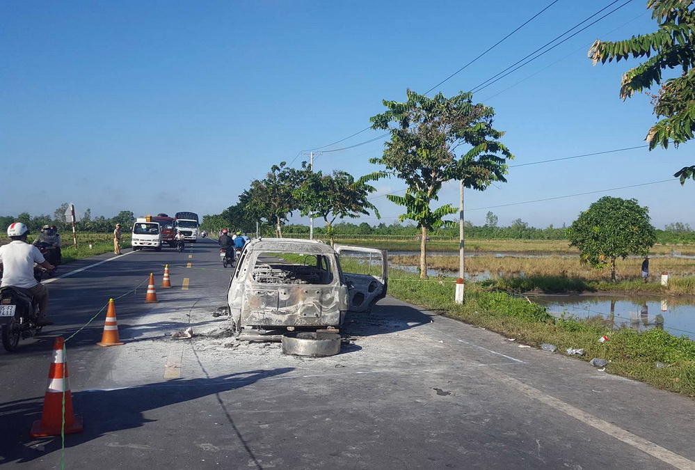 The incident happened on a section of National Highway 61C in Nhon Nghia Commune, Chau Thanh A District on September 4, 2017.  Photo: Tuoi Tre