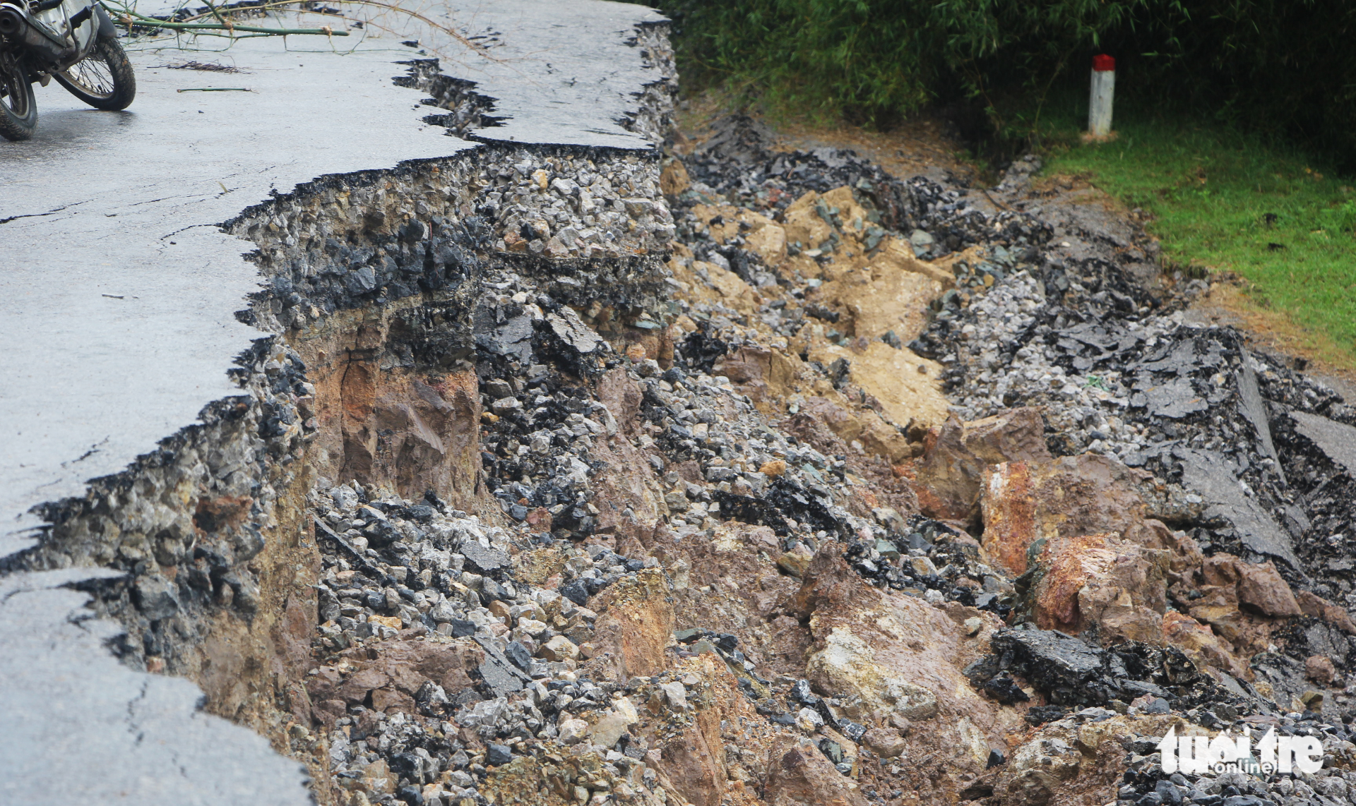 The road collapses due to subsidence. Photo: Tuoi Tre