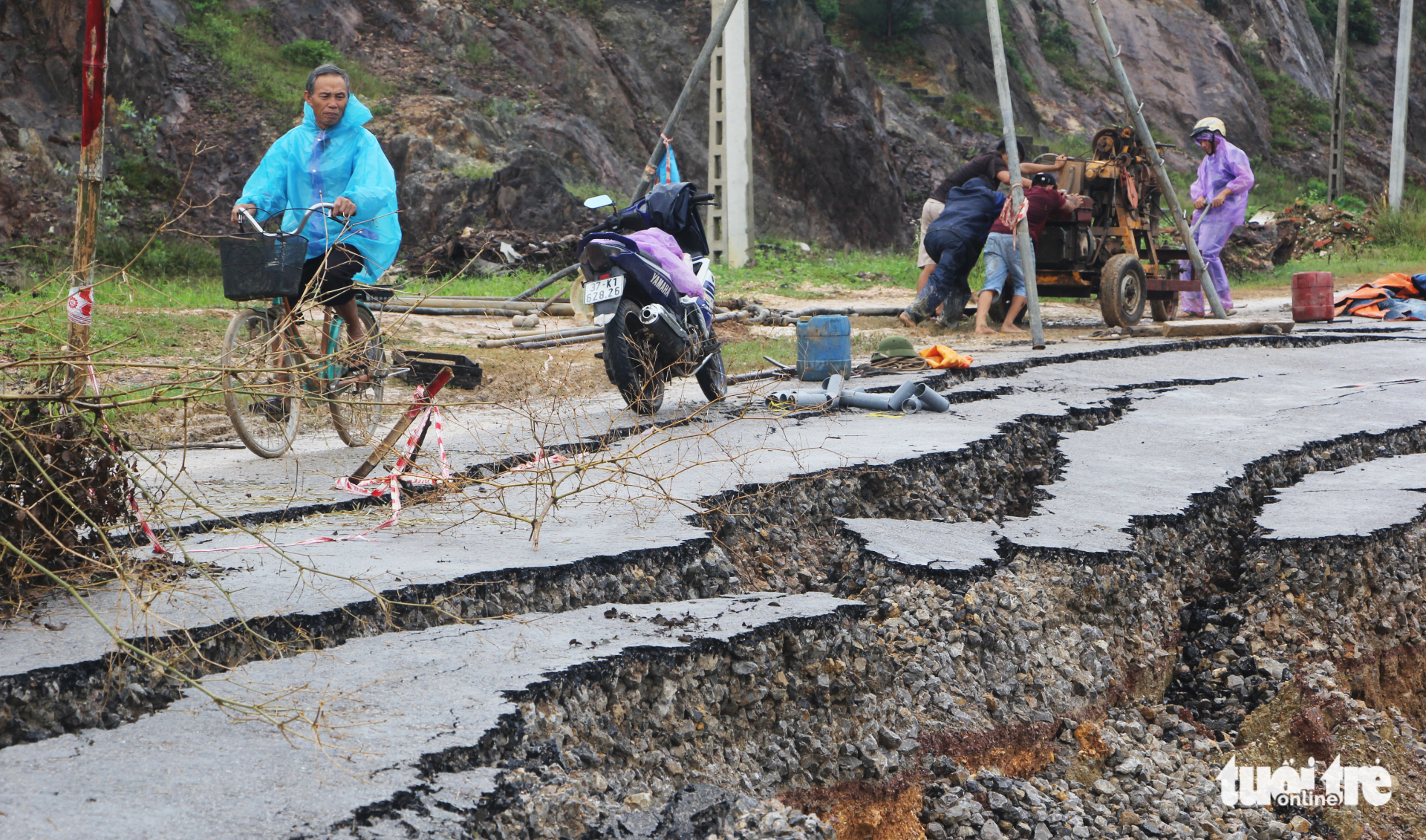 It is nearly impossible to travel on this road. Photo: Tuoi Tre