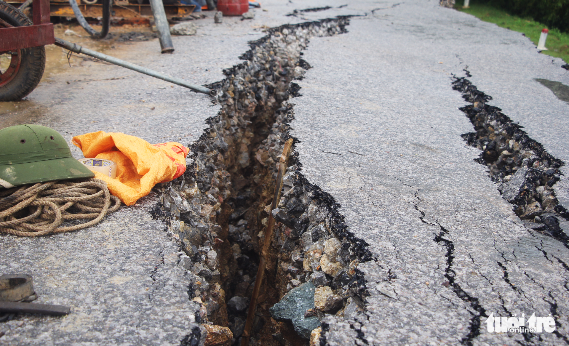 A one-meter deep crack appears on the road. Photo: Tuoi Tre