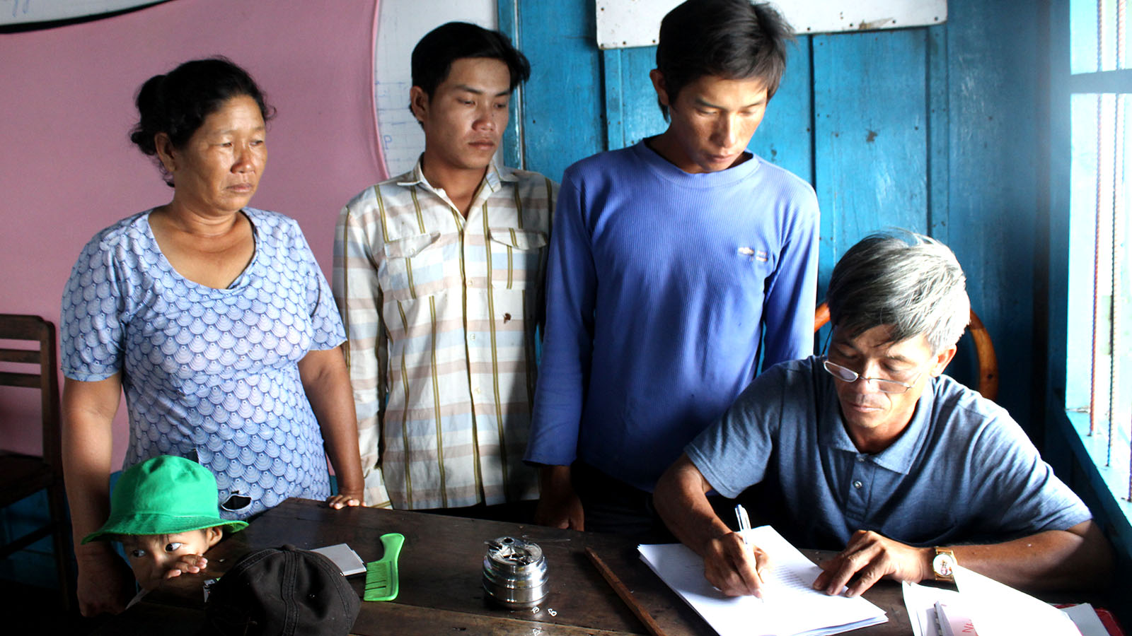 A representative lists the names of Vietnamese Cambodian in Pursat Province. Photo: Tuoi Tre