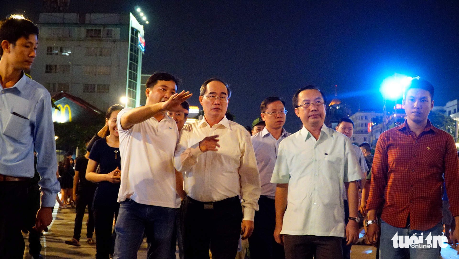 Nguyen Thien Nhan (third R), Party chief of Ho Chi Minh City, takes a walk down Nguyen Hue Pedestrian Street. Photo: Tuoi Tre