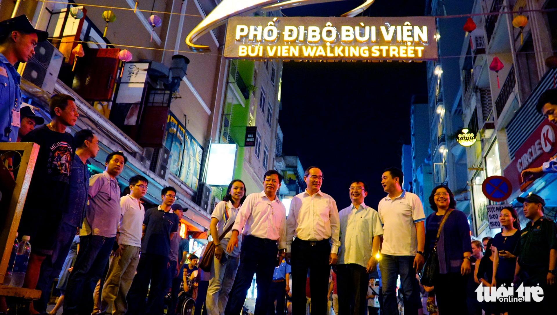 Nguyen Thien Nhan (fourth R), Party chief of Ho Chi Minh City, poses for a photo at the entrance to Bui Vien Walking Street. Photo: Tuoi Tre