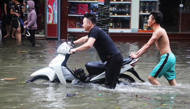 Vehicles break down in floodwater in Vinh City.