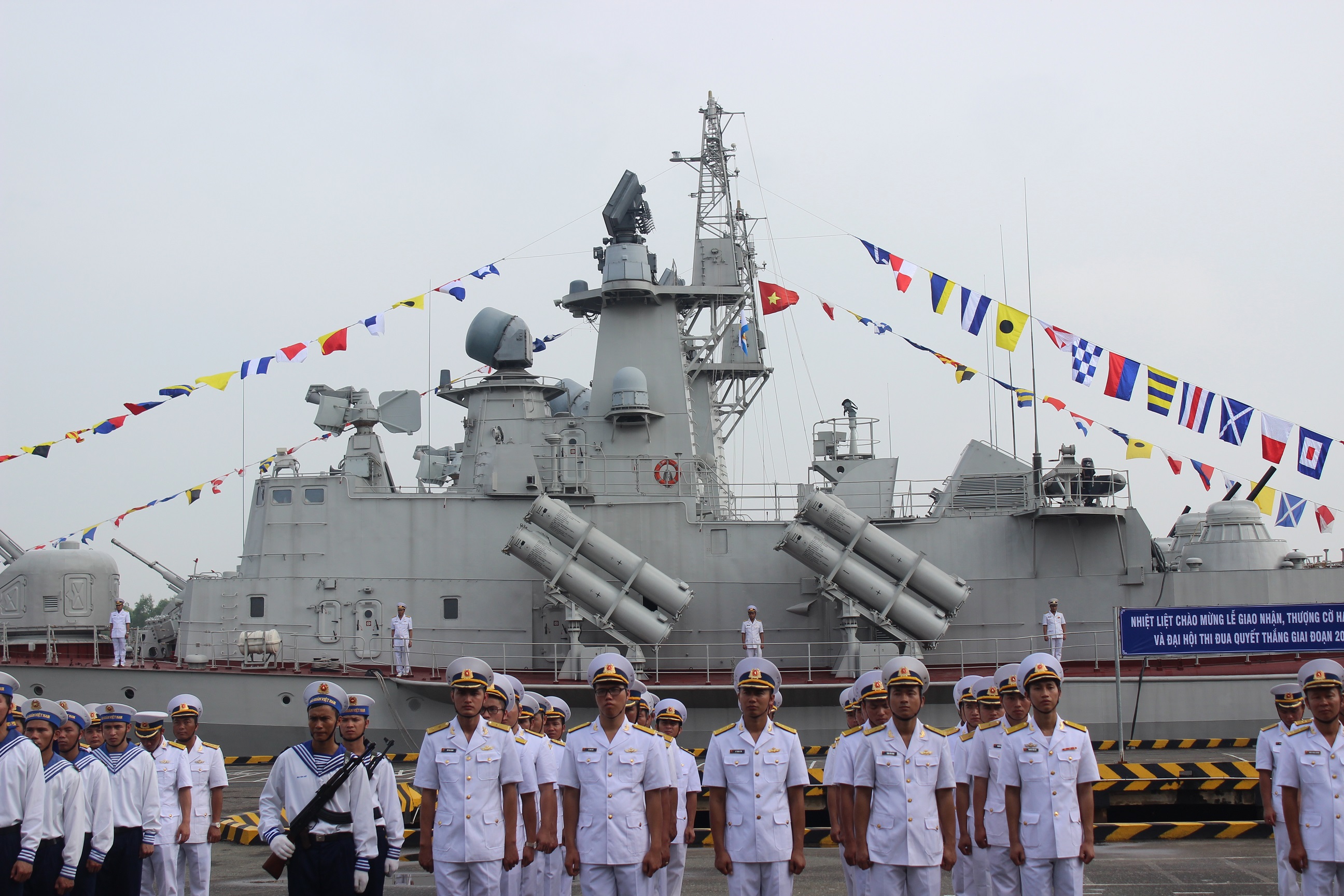 Naval officials and sailors at the ceremony. Photo: Tuoi Tre