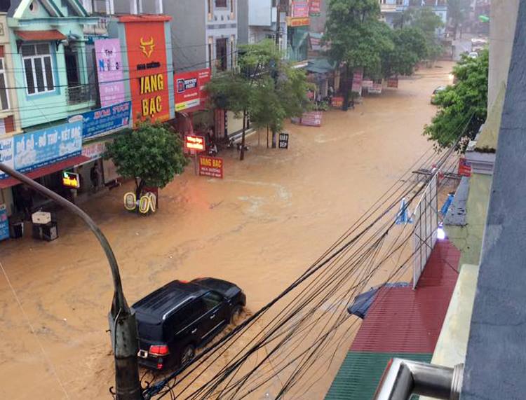 An inundated street in Thanh Son Town in the northern province of  Phu Tho. Photo: Tuoi Tre