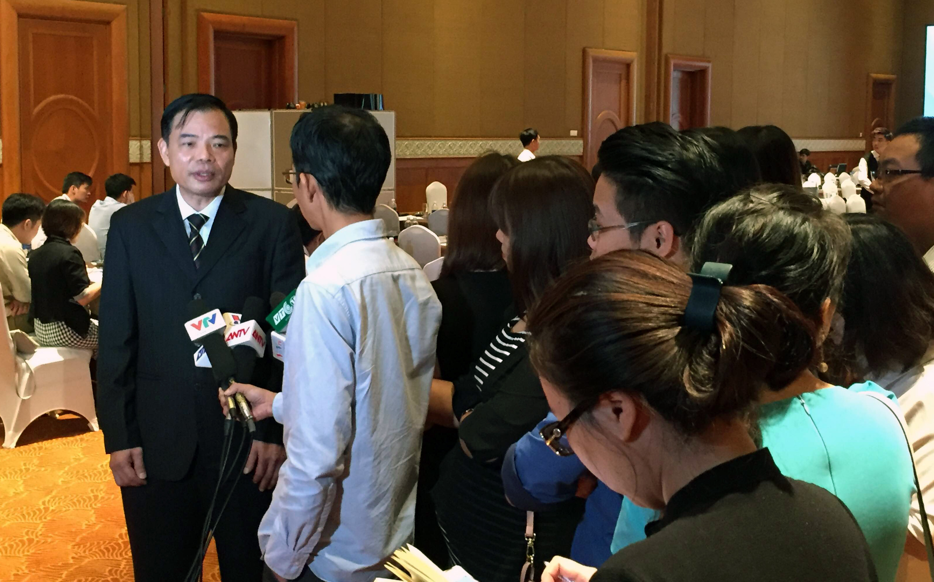 Nguyen Xuan Cuong, Minister of Agriculture and Rural Development and Chairman of the Central Committee for Natural Disaster Prevention, takes questions from the press at the conference. Photo: Tuoi Tre