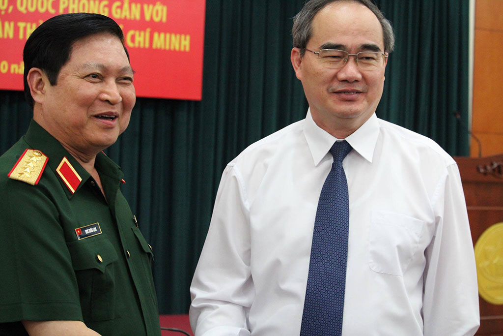 Secretary of the Ho Chi Minh City Party Committee Nguyen Thien Nhan (R) and General Ngo Xuan Lich, Minister of National Defense. Photo: Tuoi Tre