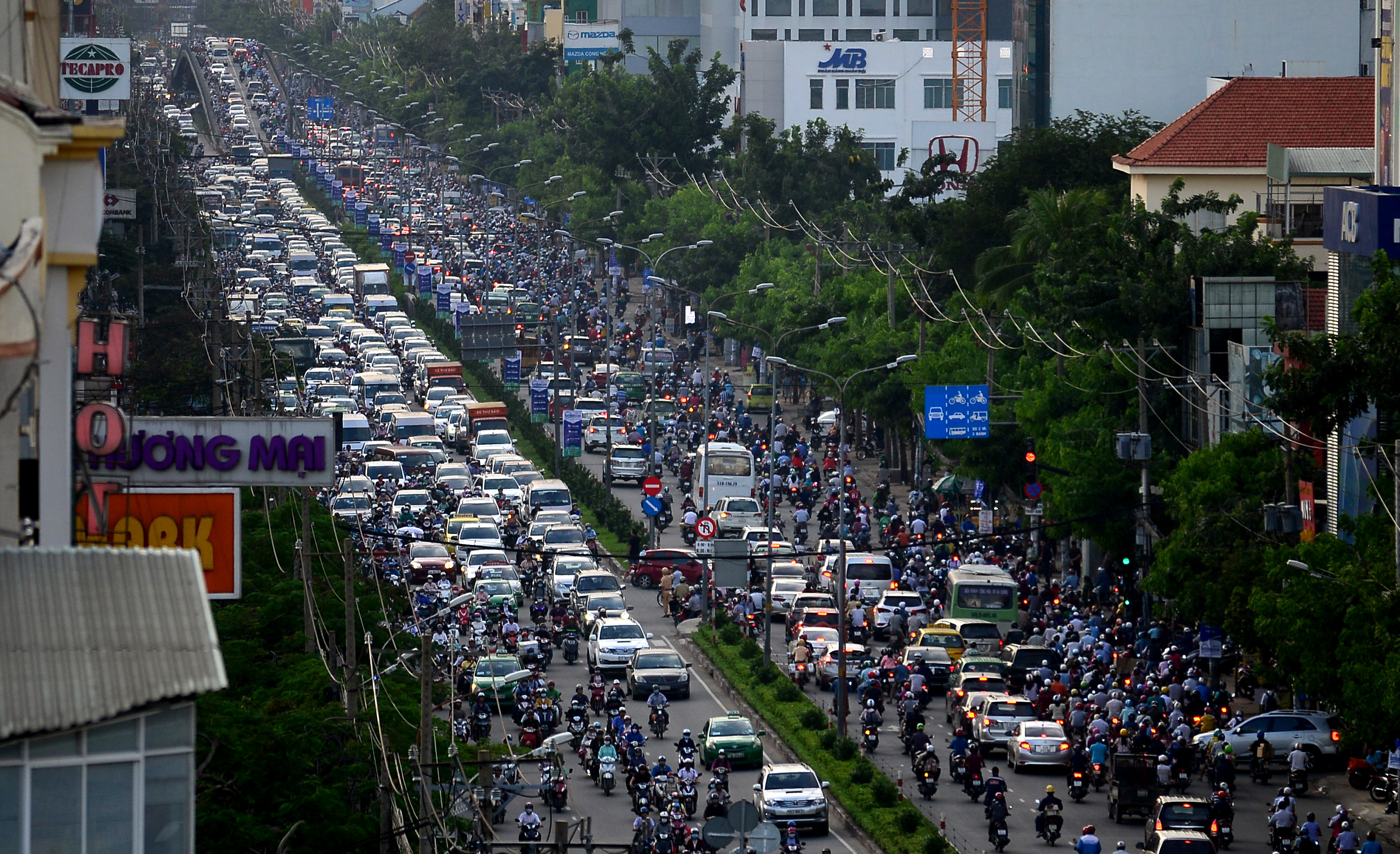 Heavy traffic congestion in Ho Chi Minh City. Photo: Tuoi Tre