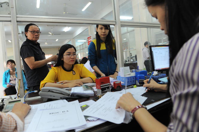 Residents complete administrative procedures for land ownership at the People’s Committee in Tan Phu District. Photo: Tuoi Tre