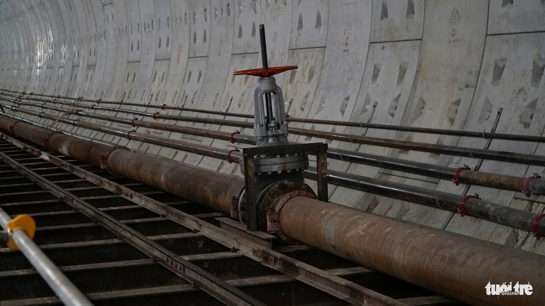 The pipeline systems inside the underground passage.