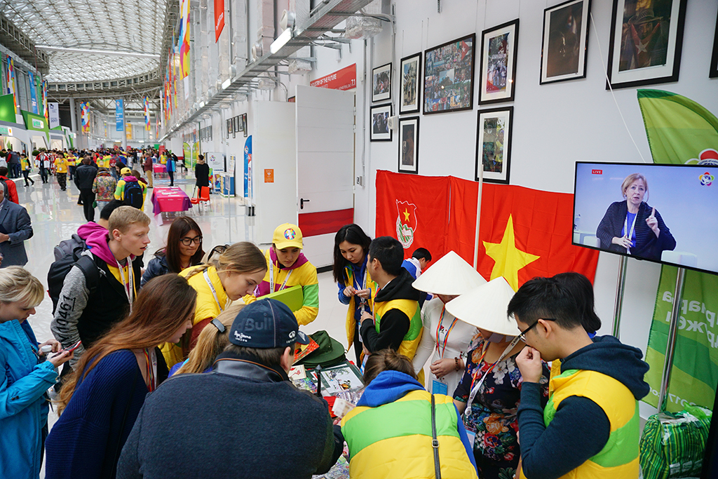 The friendly sales booth of the Vietnamese delegation attracts many international friends.