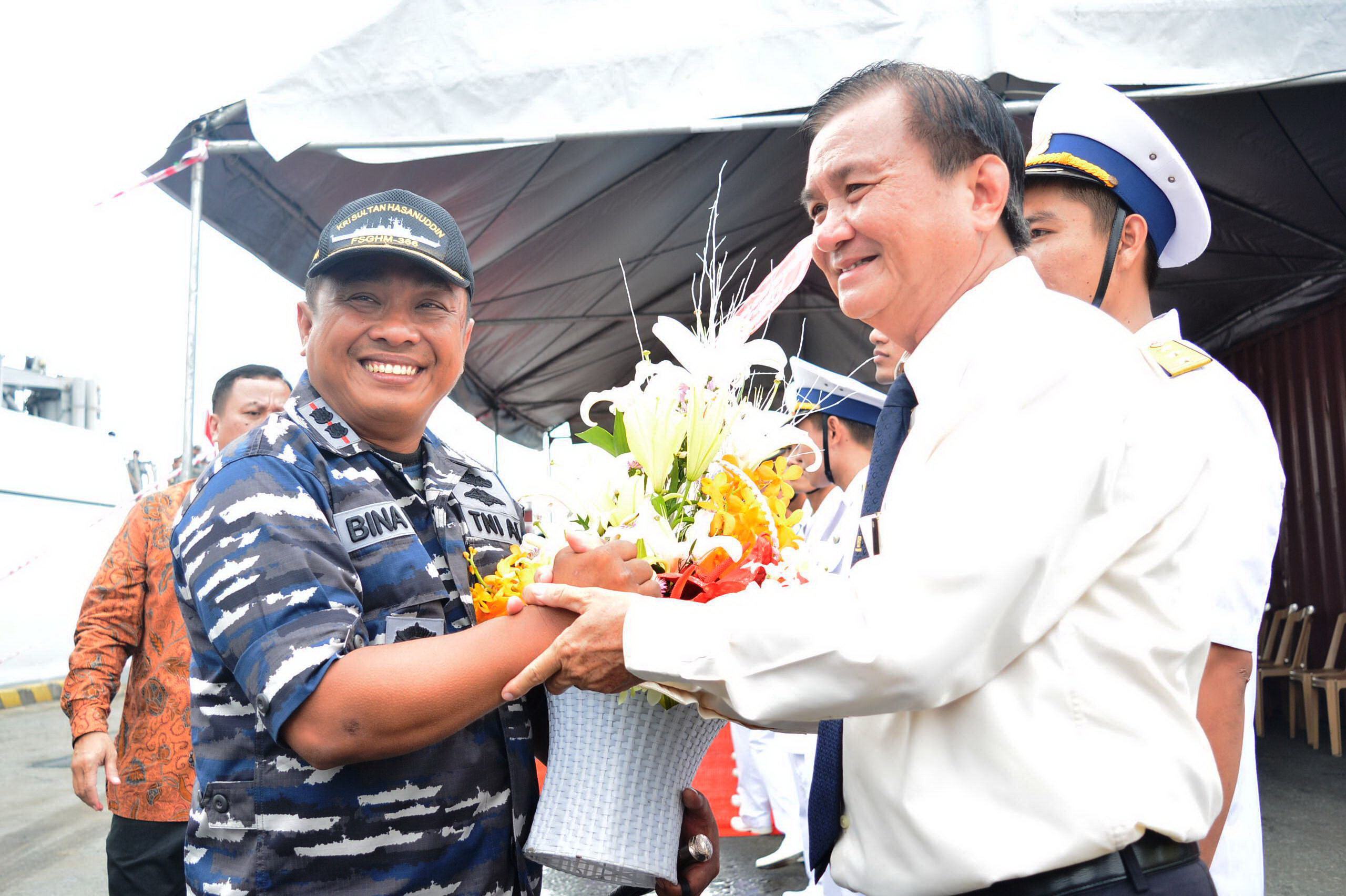 A Vietnamese official gives flowers to a representative of the visiting delegation from the Indonesian Navy in Ho Chi Minh City on October 18, 2017. Photo: Tuoi Tre