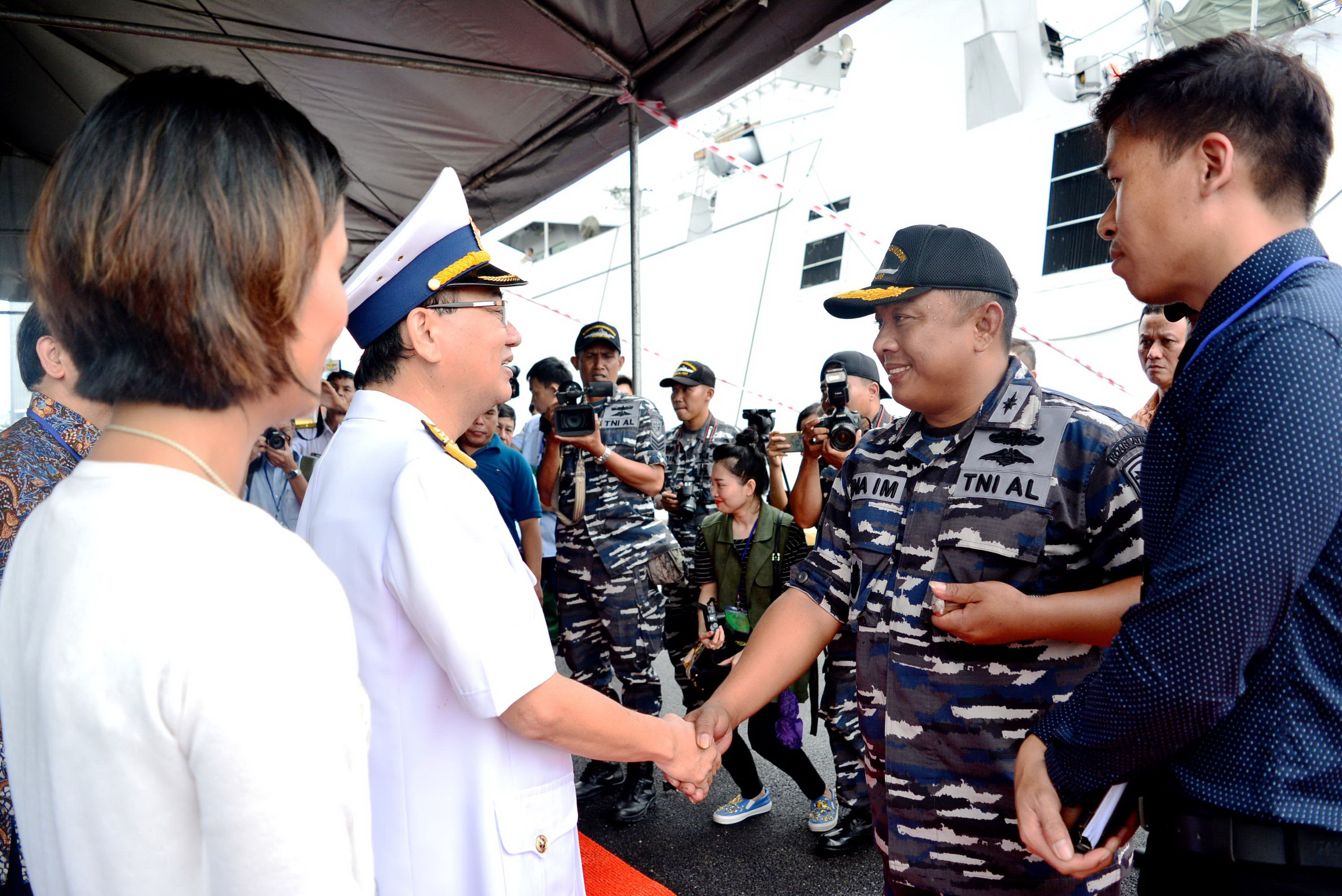 Colonel Ha Xuan Xu (L), representative from the Vietnam People’s Navy, welcomes the Indonesian delegation. Photo: Tuoi Tre