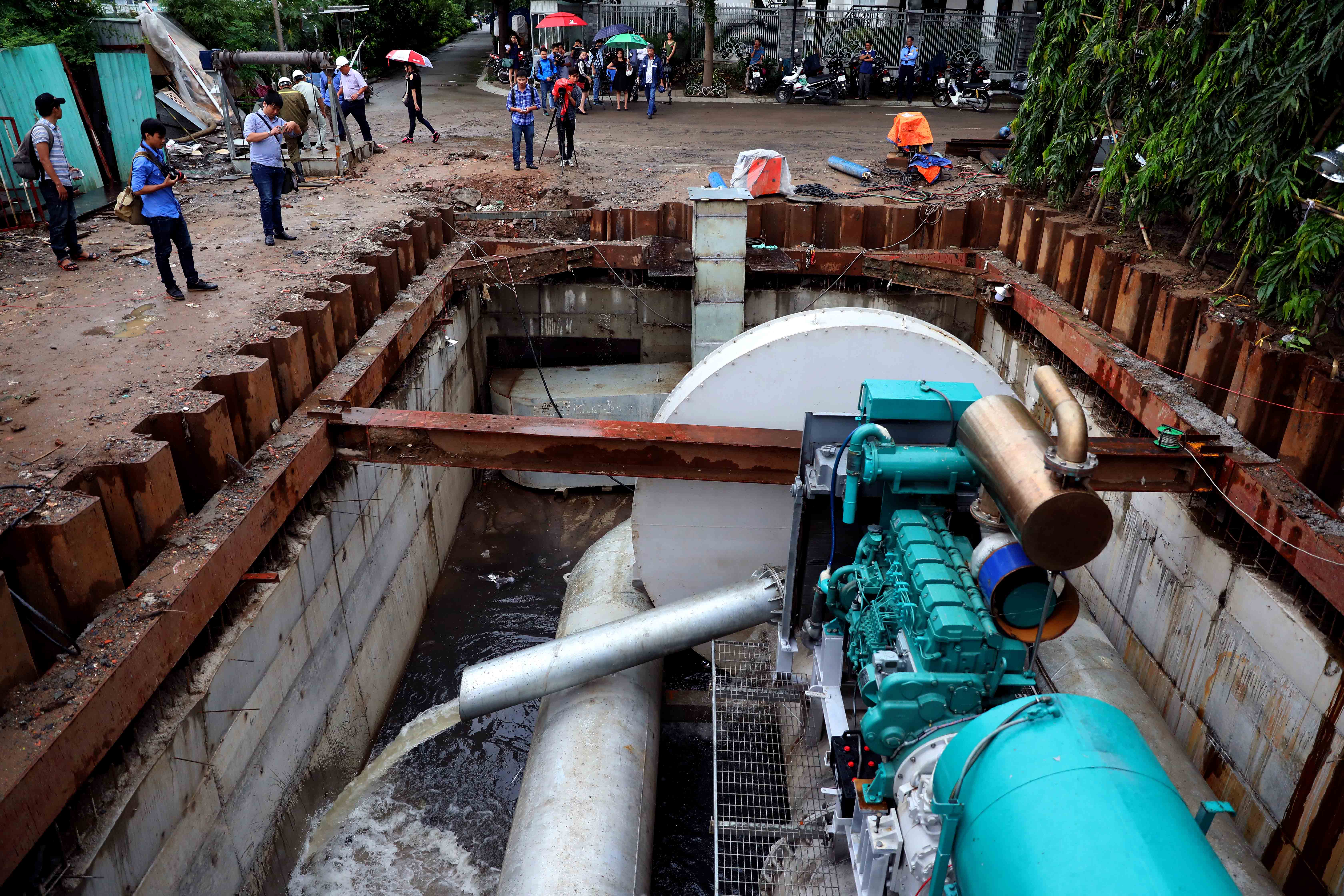 The pump system on Nguyen Huu Canh Street. Photo: Tuoi Tre