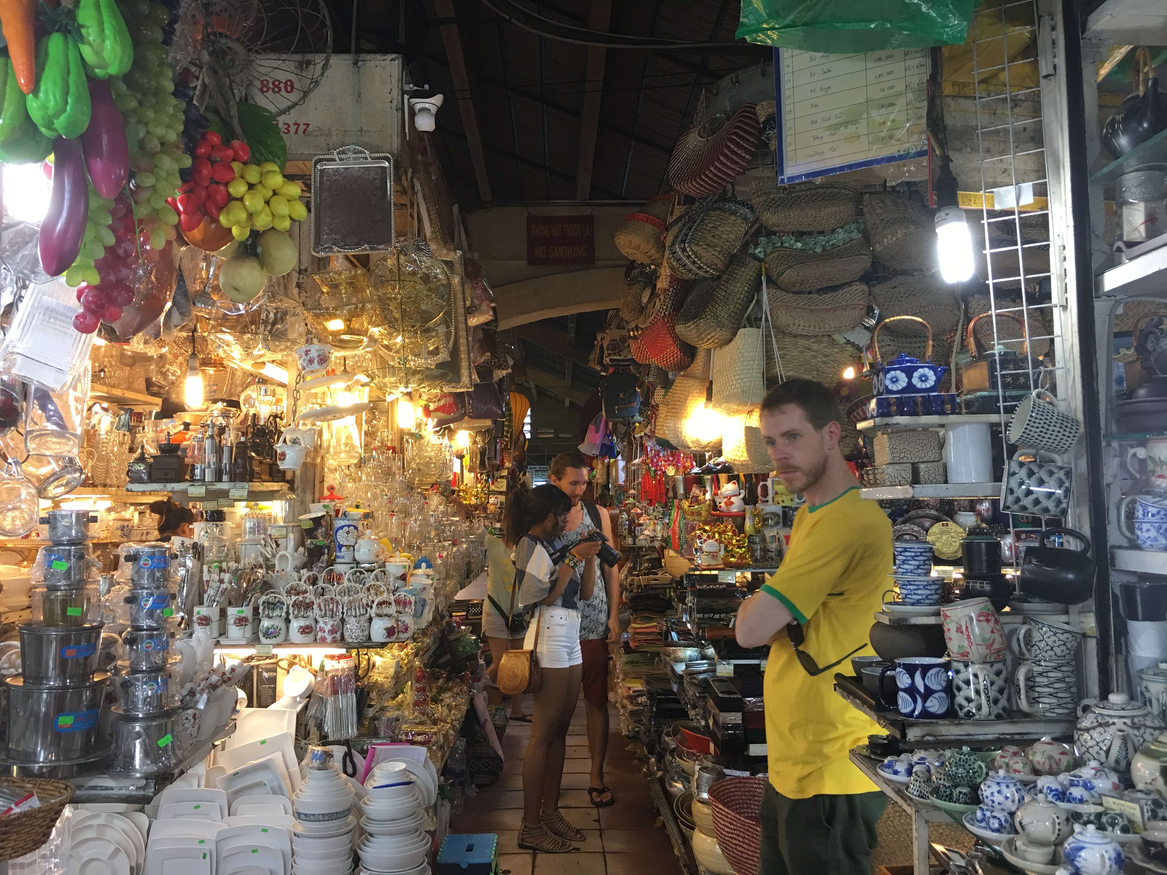 Tourists go shopping at Ben Thanh Market in Ho Chi Minh City District 1 - Photo: Tuoi Tre
