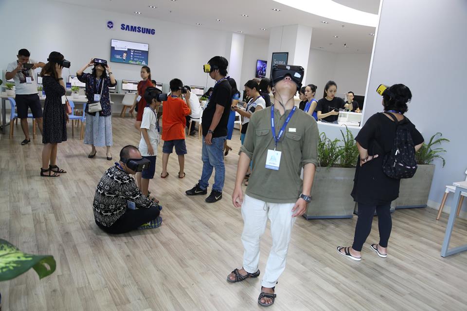 Twenty virtual reality devices were prepared for the exhibition. Photo: Save Son Doong Facebook page