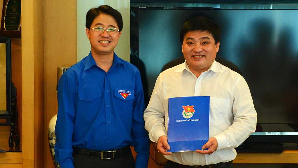 Pham Hong Son (L), Secretary of the Ho Chi Minh City chapter of the Ho Chi Minh Communist Youth Union, presents the appointment decision to Le The Chu, Editor-in-Chief of Tuoi Tre, October 23, 2017. Photo: Tuoi Tre