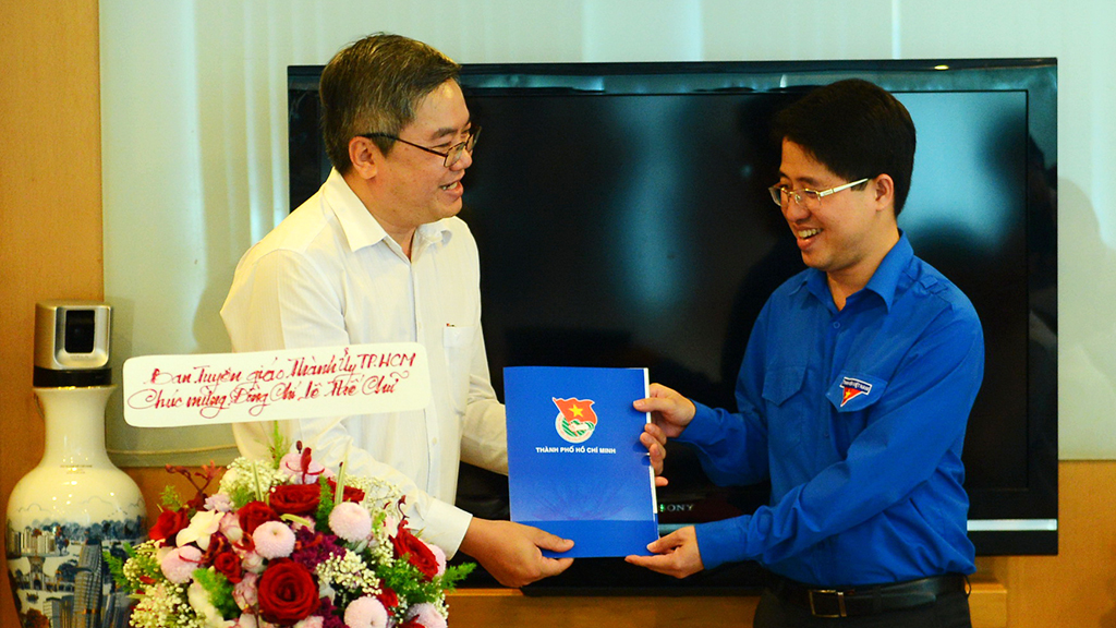 Pham Hong Son (R), Secretary of the Ho Chi Minh City chapter of the Ho Chi Minh Communist Youth Union, presents the appointment decision to Dinh Minh Trung (L), Deputy Editor-in-Chief of Tuoi Tre, October 23, 2017. Photo: Tuoi Tre