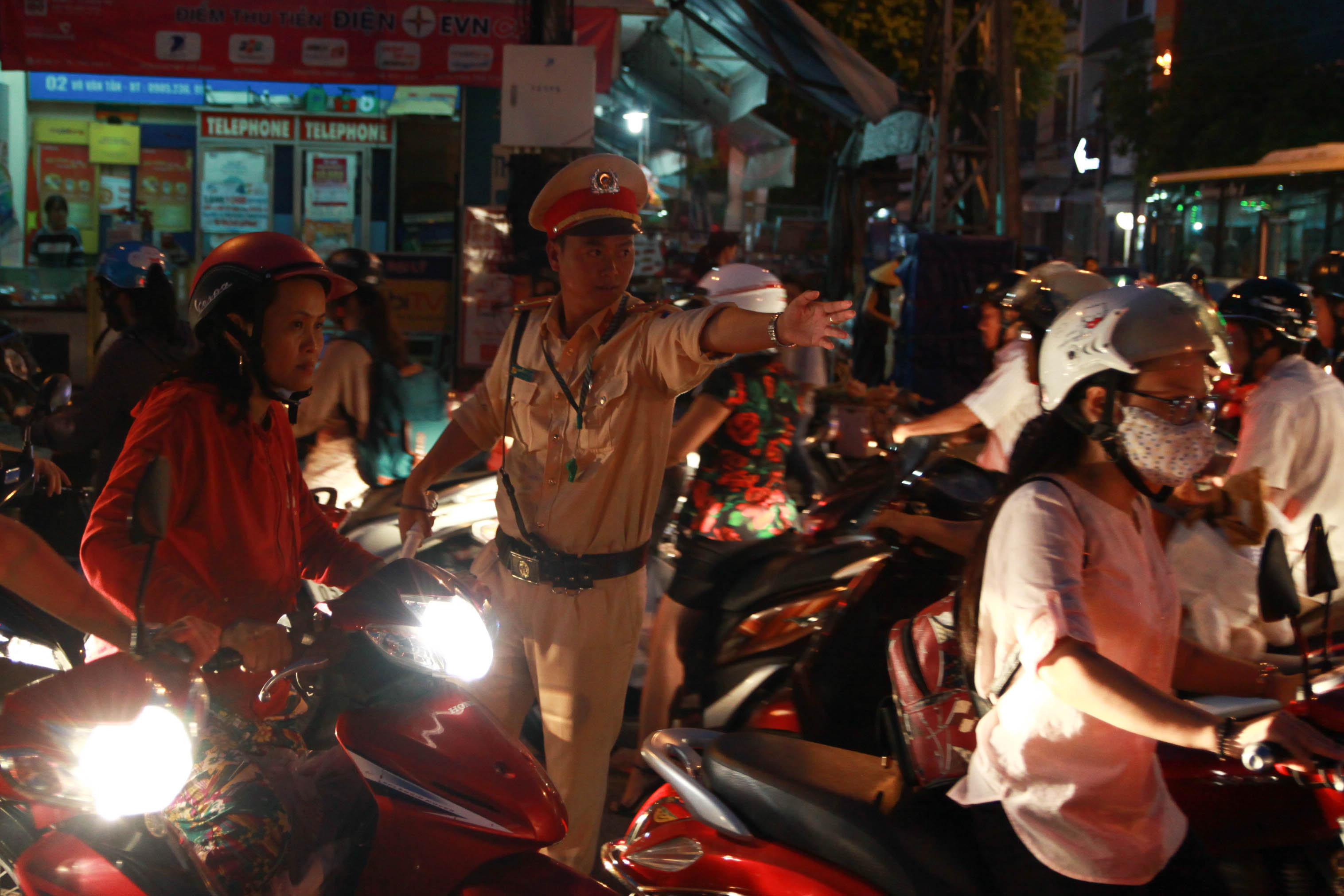 A traffic police officer directs rush hour traffic in Da Nang City. Photo: Tuoi Tre