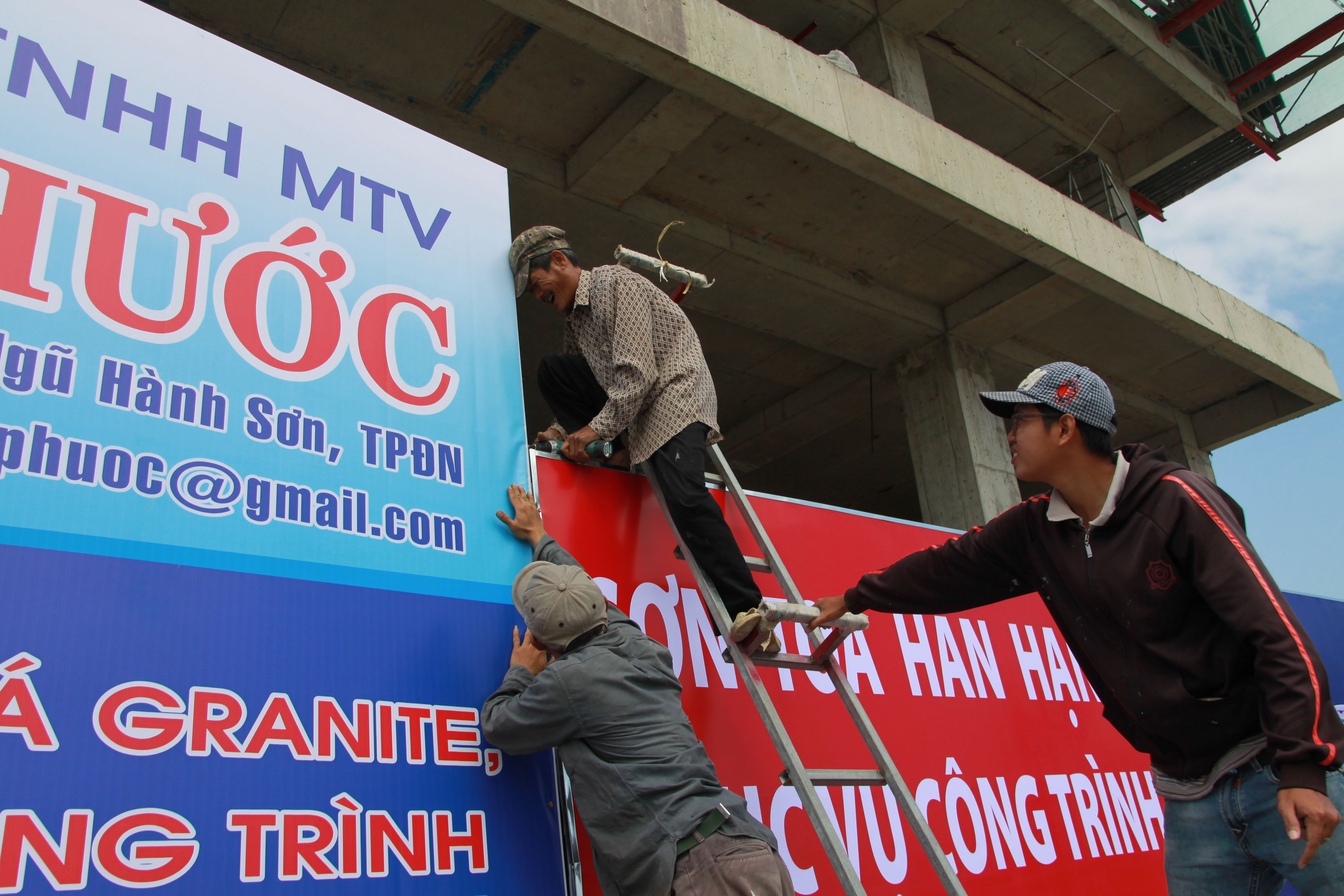 Panels are erected around a construction site in Da Nang. Photo: Tuoi Tre