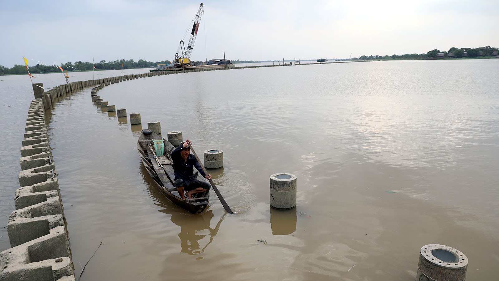An 800-meter long embankment has been formed to prepare for the filling. Photo: Tuoi Tre